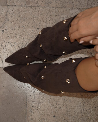 Stivali effetto scamosciato con borchie tonde